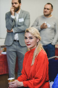 Наташа Орлова на фоне Василия и Ивана
